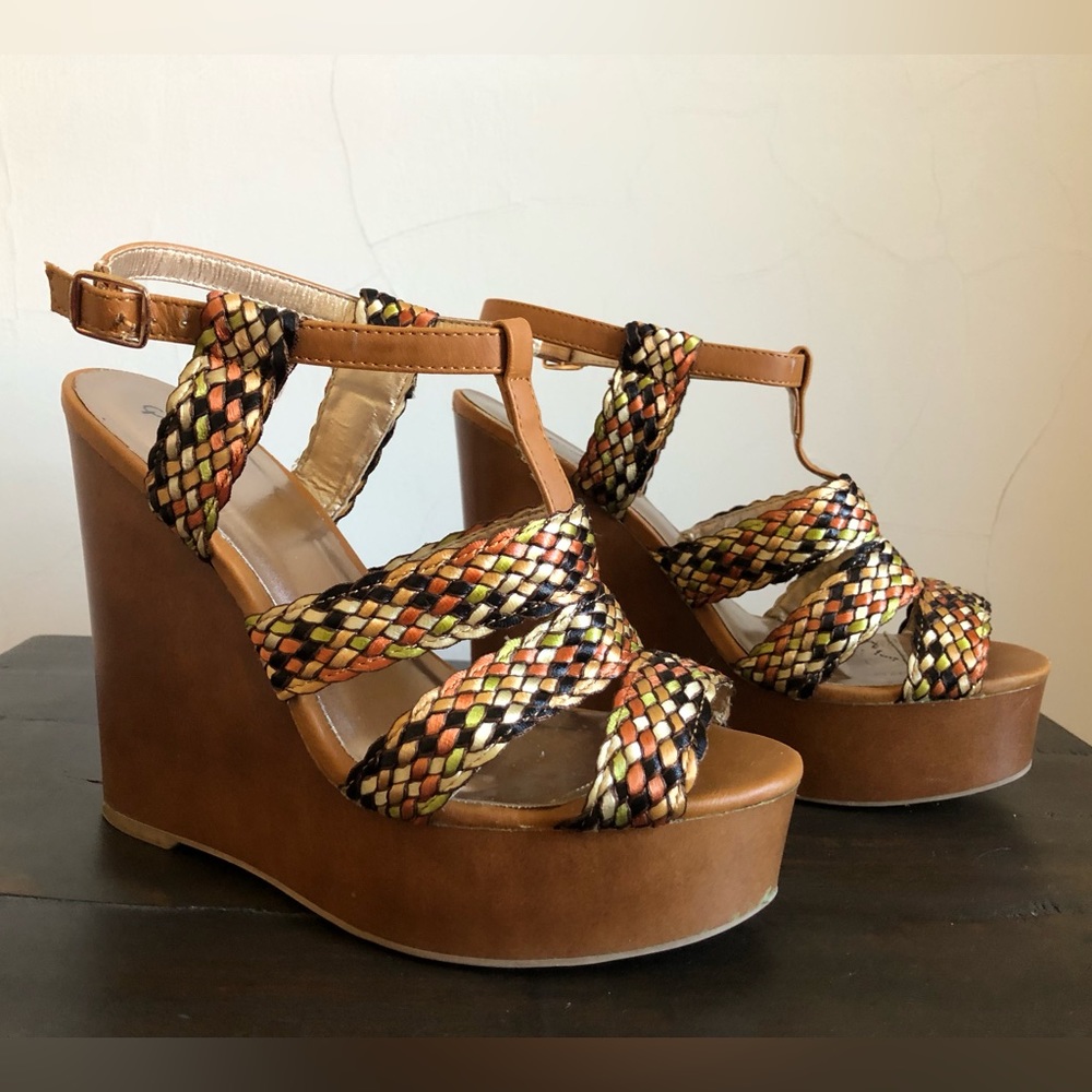 5 1/2” platform sandals size 9
